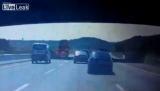 Accident: Un minibus frappe un vehicule en panne sur l'autoroute